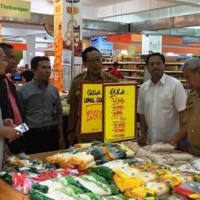 Tim Gabungan  saat sidak ke sejumlah toko modern dan pasar tradisional.